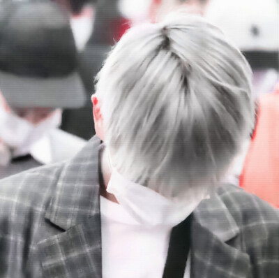 
·温暖明亮在他手中融化。
原偏贤