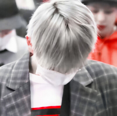 
·温暖明亮在他手中融化。
原偏贤