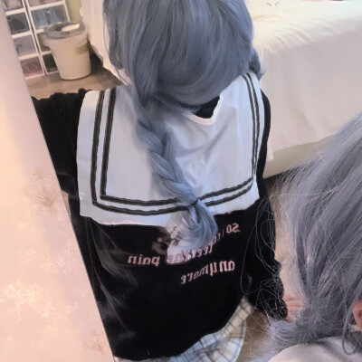 蓝发女头
红发女头