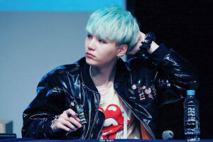 闵玧其
SUGA OF BTS.