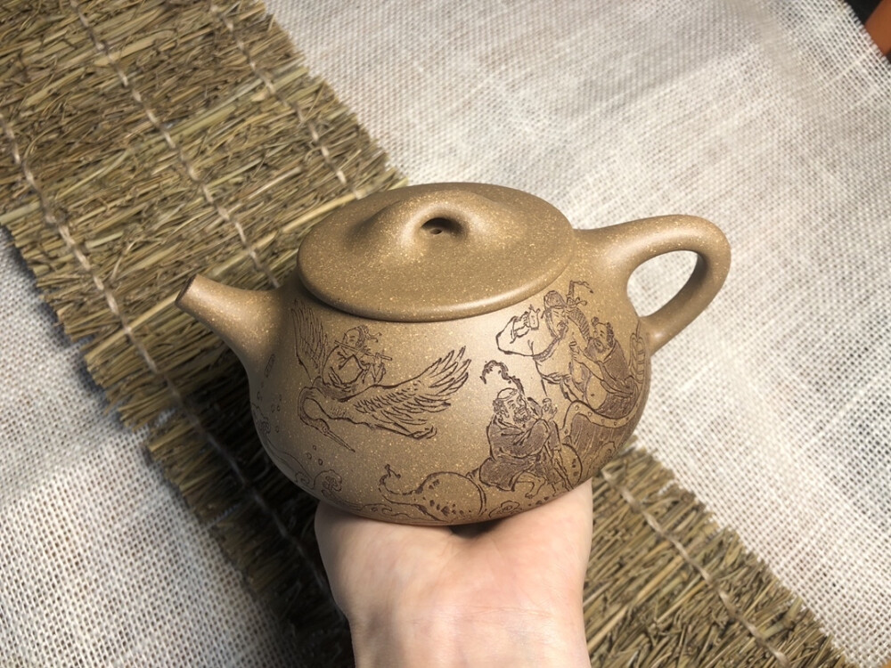 金奖作品《景舟石瓢》八仙过海
泥料：原矿雪花青段
容量：360cc
作者：马力—国家级工艺美术师
全手工金奖作品，老师作品器宇不凡。看工看料，尤其刻绘。难得的佳作市面少见结缘且珍惜。
