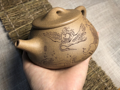 金奖作品《景舟石瓢》八仙过海
泥料：原矿雪花青段
容量：360cc
作者：马力—国家级工艺美术师
全手工金奖作品，老师作品器宇不凡。看工看料，尤其刻绘。难得的佳作市面少见结缘且珍惜。
