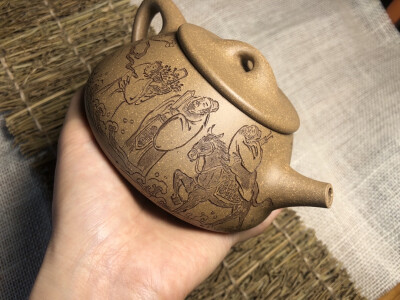 金奖作品《景舟石瓢》八仙过海
泥料：原矿雪花青段
容量：360cc
作者：马力—国家级工艺美术师
全手工金奖作品，老师作品器宇不凡。看工看料，尤其刻绘。难得的佳作市面少见结缘且珍惜。
