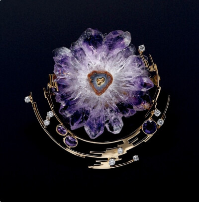 Rosace 金质胸针，by Jean Vendome
镶嵌紫水晶切片、椭圆形和圆形切割紫水晶，圆形切割钻石，可转换为挂坠佩戴。