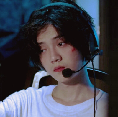 “少年一词应与平庸相斥”
自调鹿晗素材
原图cr江宥祁