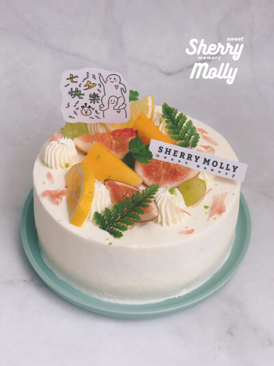 #SHERRY Molly家の下午茶#—『抹茶cake』猜猜是谁的七夕cake～不甜不腻奶油 无花果 柠檬 /中间还藏了芒果冻耶
一个是做了四只cake 烤了四盘曲奇的人 /一个是画了四个插牌 装了四只cake 跑上跑下送cake的人 /还有一只…