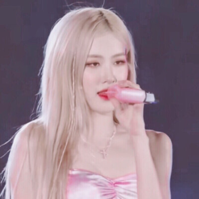 rosé | 朴彩英
“开心的东西要专心记起”
拿图收藏专辑。修/顾清菡。原/夕謠。