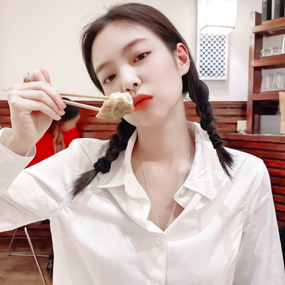 JENNIE
看简介
贴纸cr.扯扯裙边