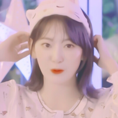 原七词
螃蟹在剥我的壳，笔记本在写我，漫天的我落在枫叶上，你在想我.