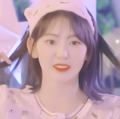 原七词
螃蟹在剥我的壳，笔记本在写我，漫天的我落在枫叶上，你在想我.