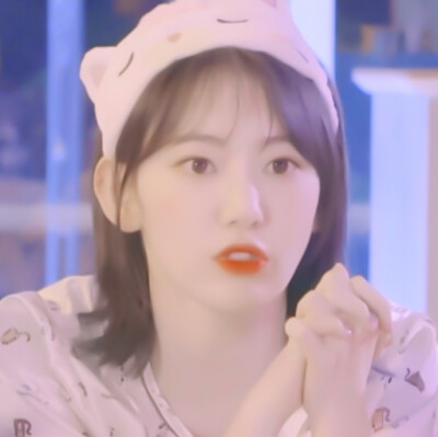 原七词
螃蟹在剥我的壳，笔记本在写我，漫天的我落在枫叶上，你在想我.