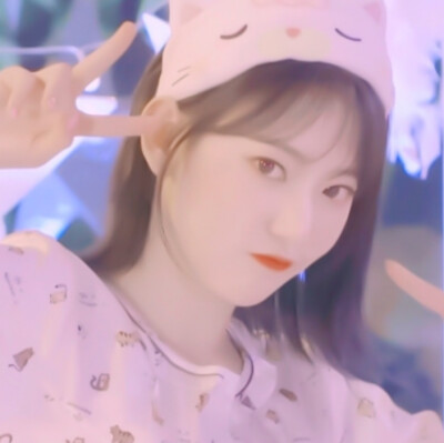 原七词
螃蟹在剥我的壳，笔记本在写我，漫天的我落在枫叶上，你在想我.