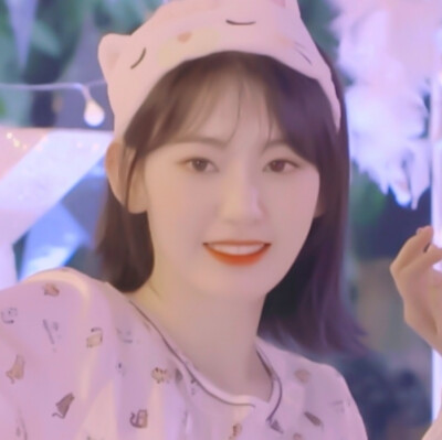 原七词
螃蟹在剥我的壳，笔记本在写我，漫天的我落在枫叶上，你在想我.