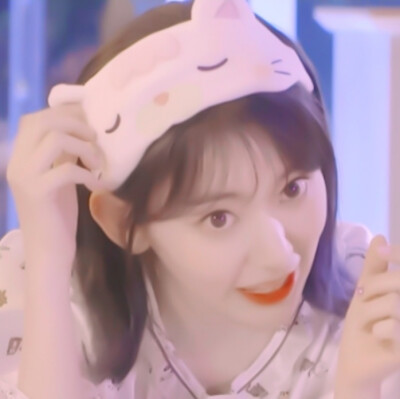 原七词
螃蟹在剥我的壳，笔记本在写我，漫天的我落在枫叶上，你在想我.