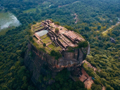 ：斯里兰卡-狮子岩
Lion Rock,Sigiriya,Sri Lanka
cr.@stories.by.ajith