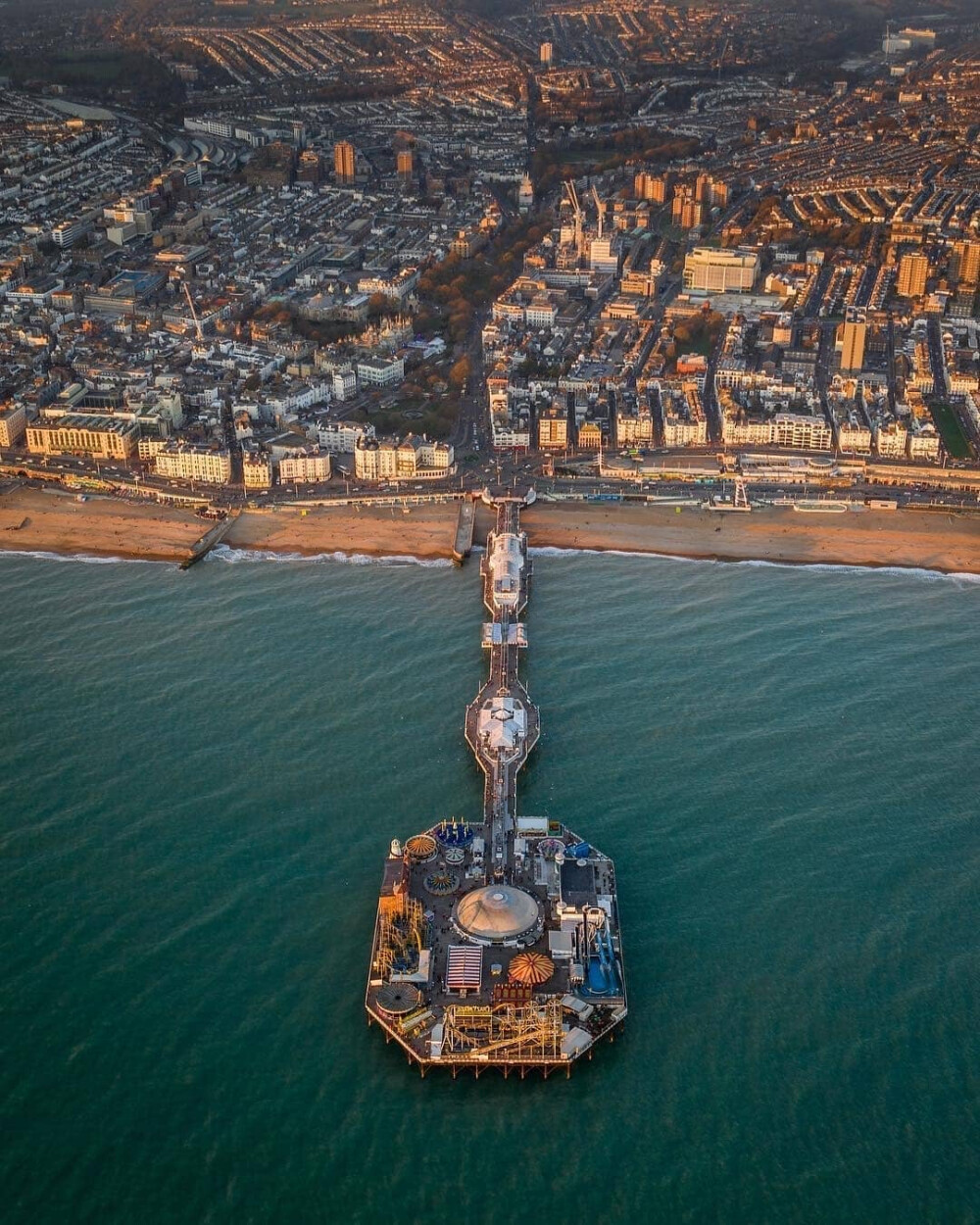 ：英格兰-布莱顿码头
Brighten Palace Pier, England
cr.@tom.bridges