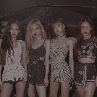 blackpink壁纸/聊天背景|第一弹
Lisa Rose Jisoo Jennie
失踪人口回归啦！拿图点赞 持续更新 记得关注这个专辑 