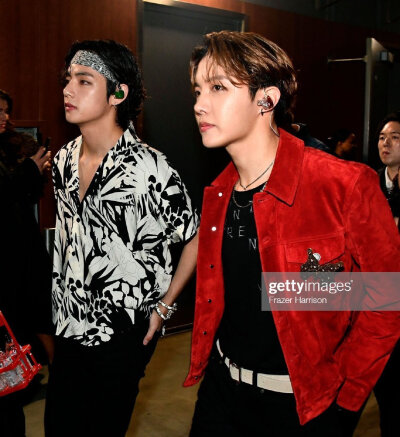 防弹合照
cr.logo