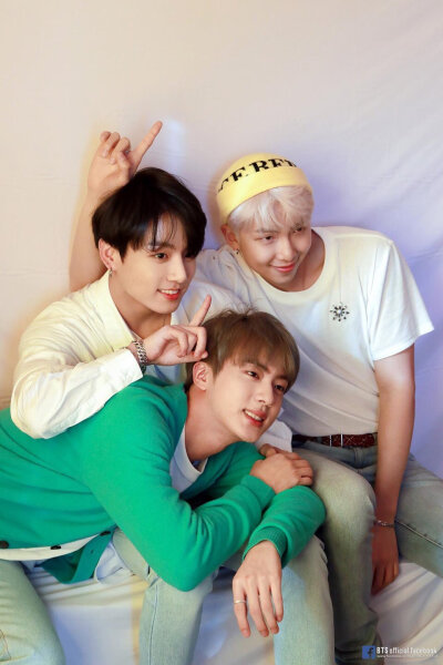 防弹合照
cr.logo