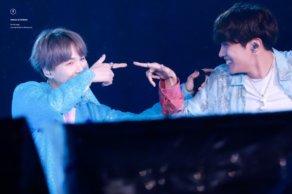 防弹合照
cr.logo