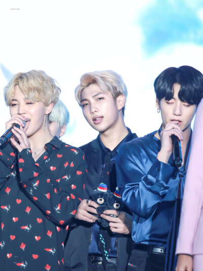 防弹合照
cr.logo