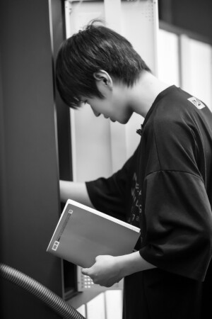 认真而专注的李希侃