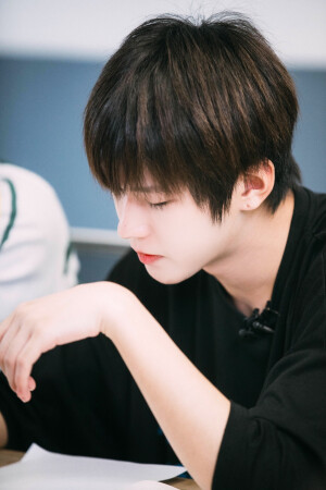 认真而专注的李希侃