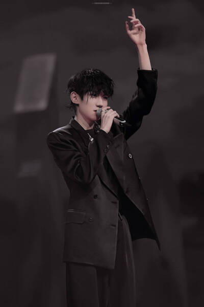 “以此轮皎洁的明月共祝我们拥有长久的欢喜与美梦” ——王源