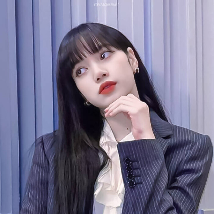 “只有对自己越狠，世界才会对你越温柔”
·Lisa
·人间芭比
·辣Lisa