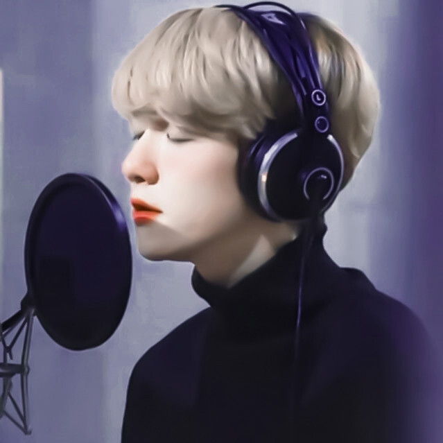 在录音室给夫人录歌的边先生