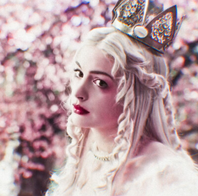 白皇后
安妮·海瑟薇