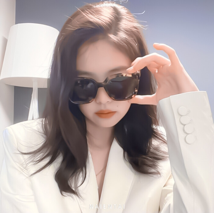 “拥抱吗趁现在”
JENNIE 金智妮
©️金奈恩