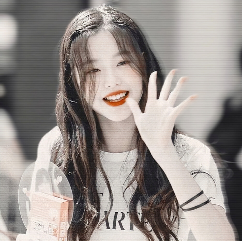 ‘人海中 你看见吗 我还提着星星啊’
-
张元英/cr.eijioo37