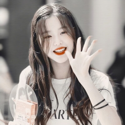 ‘人海中 你看见吗 我还提着星星啊’
-
张元英/cr.eijioo37