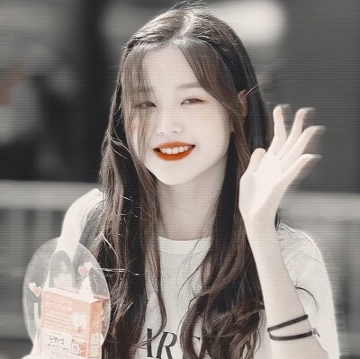 ‘人海中 你看见吗 我还提着星星啊’
-
张元英/cr.eijioo37