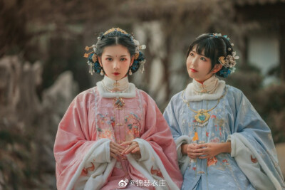  模特：@-岁夕寒- @澪mio兔兔纸
摄影：@麦小红
首饰提供：@青荷记忆-故梦倾城传统工艺 