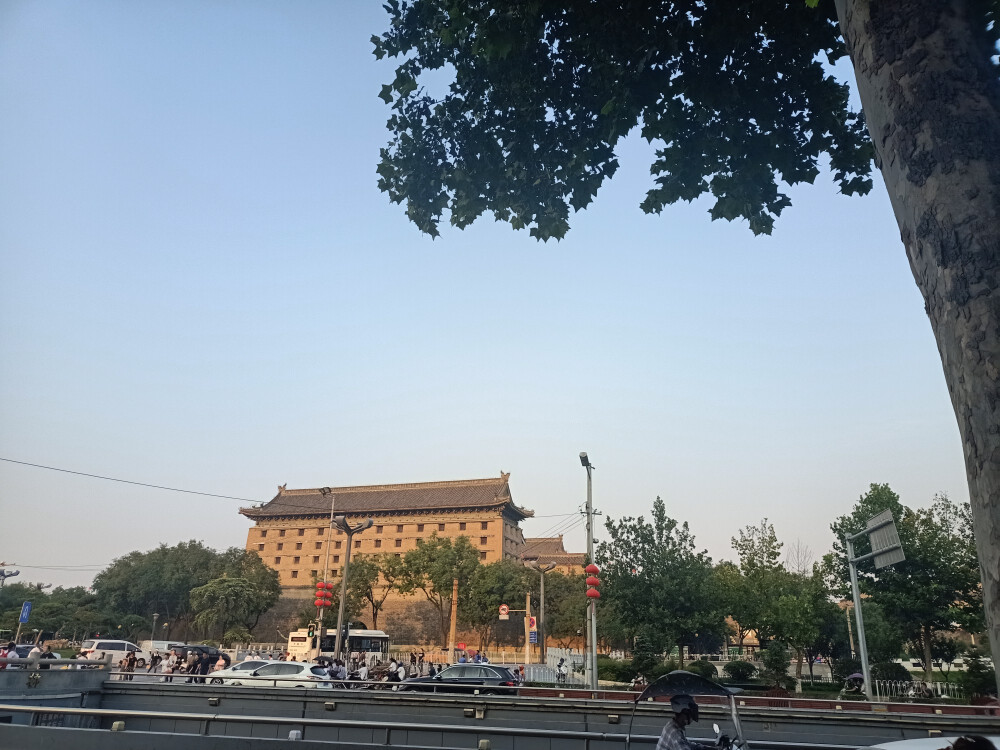 中国―陕西―西安―西门―十字路口
2020.8.28―Fri.―18：22