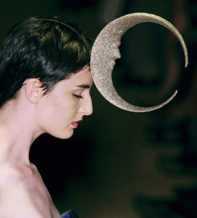 Erin O'Connor at Philip Treacy AW 2001. ​​​