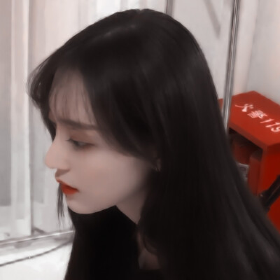 “右手敬礼 左手牵你”
谢蕾蕾.