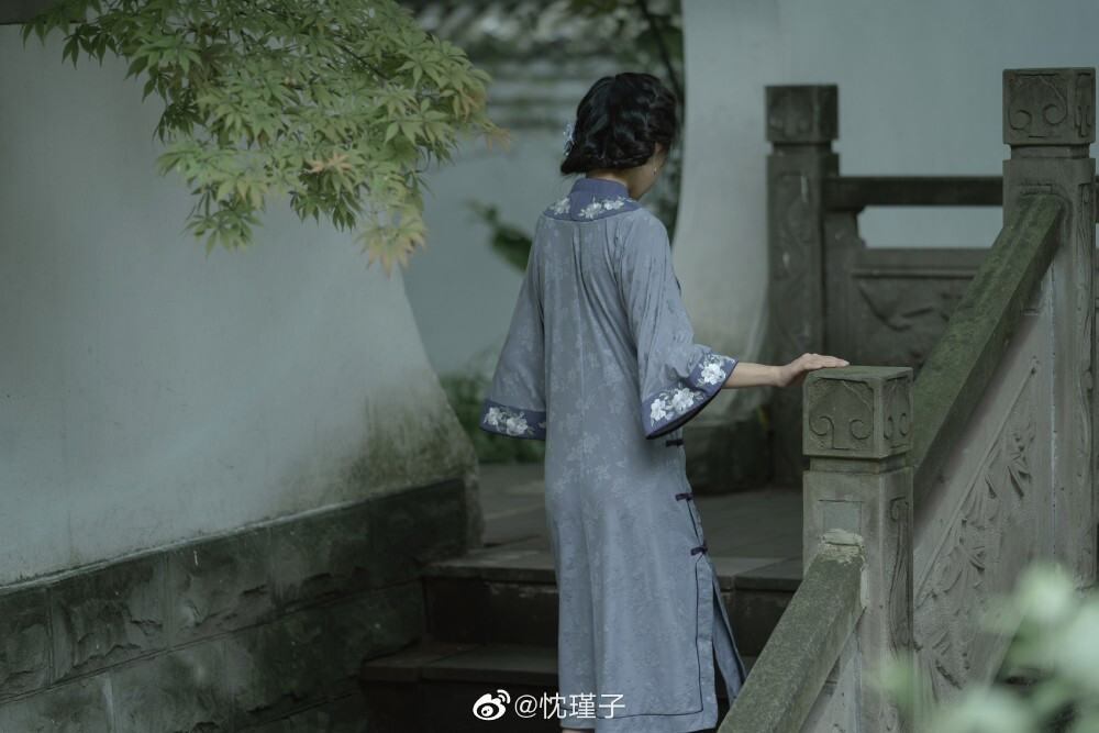 【旧时光是个美人】
“入目无别人，四下皆是你”
摄影/@忱瑾子
出镜/@煜月Toto
#旗袍##摄影##重庆约拍# ​​​