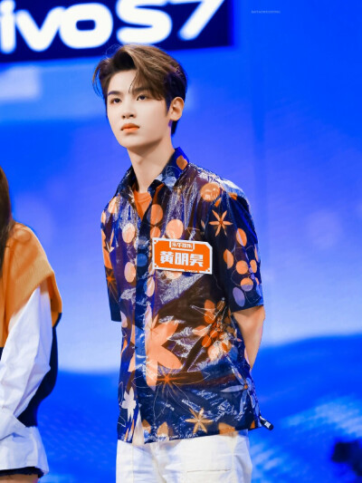 ·黄明昊·