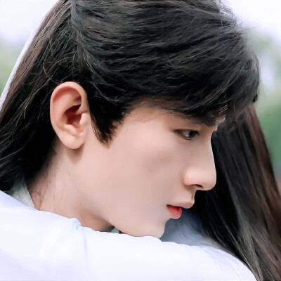 《琉璃》褚璇玑 禹司凤
原图cr.微博ID溺往臆想
“你可以给我讲道理，你可以教我，但是你不要离开我好不好。”
“这一次，你休想把我忘了。” ​​​