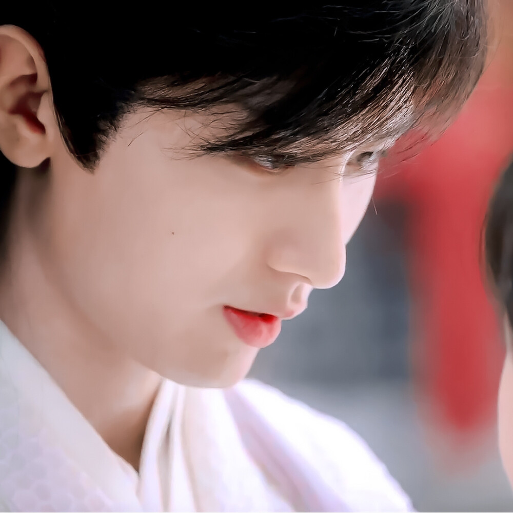 《琉璃》褚璇玑 禹司凤
原图cr.微博ID溺往臆想
“你可以给我讲道理，你可以教我，但是你不要离开我好不好。”
“这一次，你休想把我忘了。” ​​​