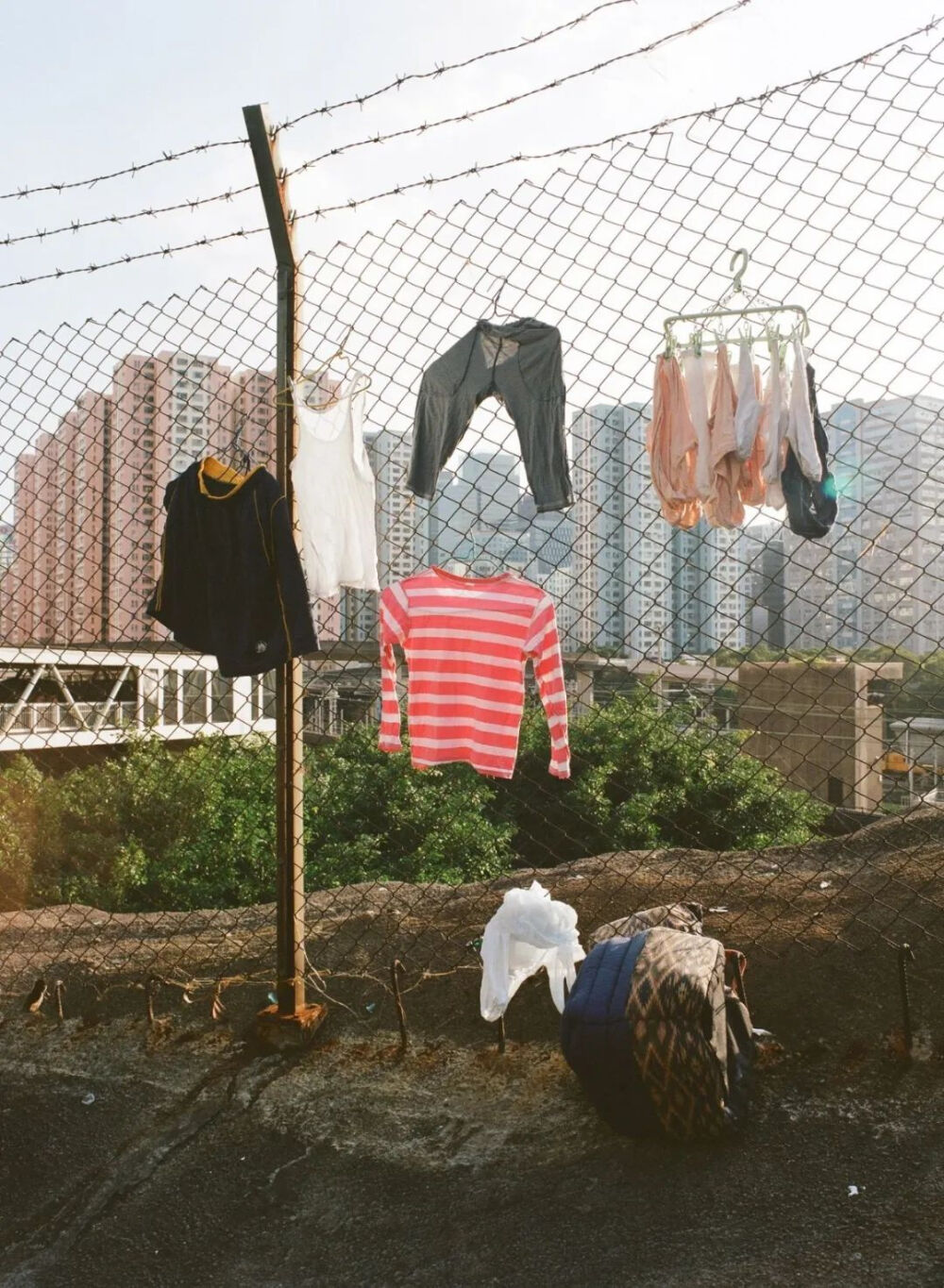 香港摄影师Wing Ka Ho就在香港街头的晾衣杆上找到了意外，这些当然不是城市的正能量，甚至可以说是“有损市容”的画面，却充满了生活的烟火气。