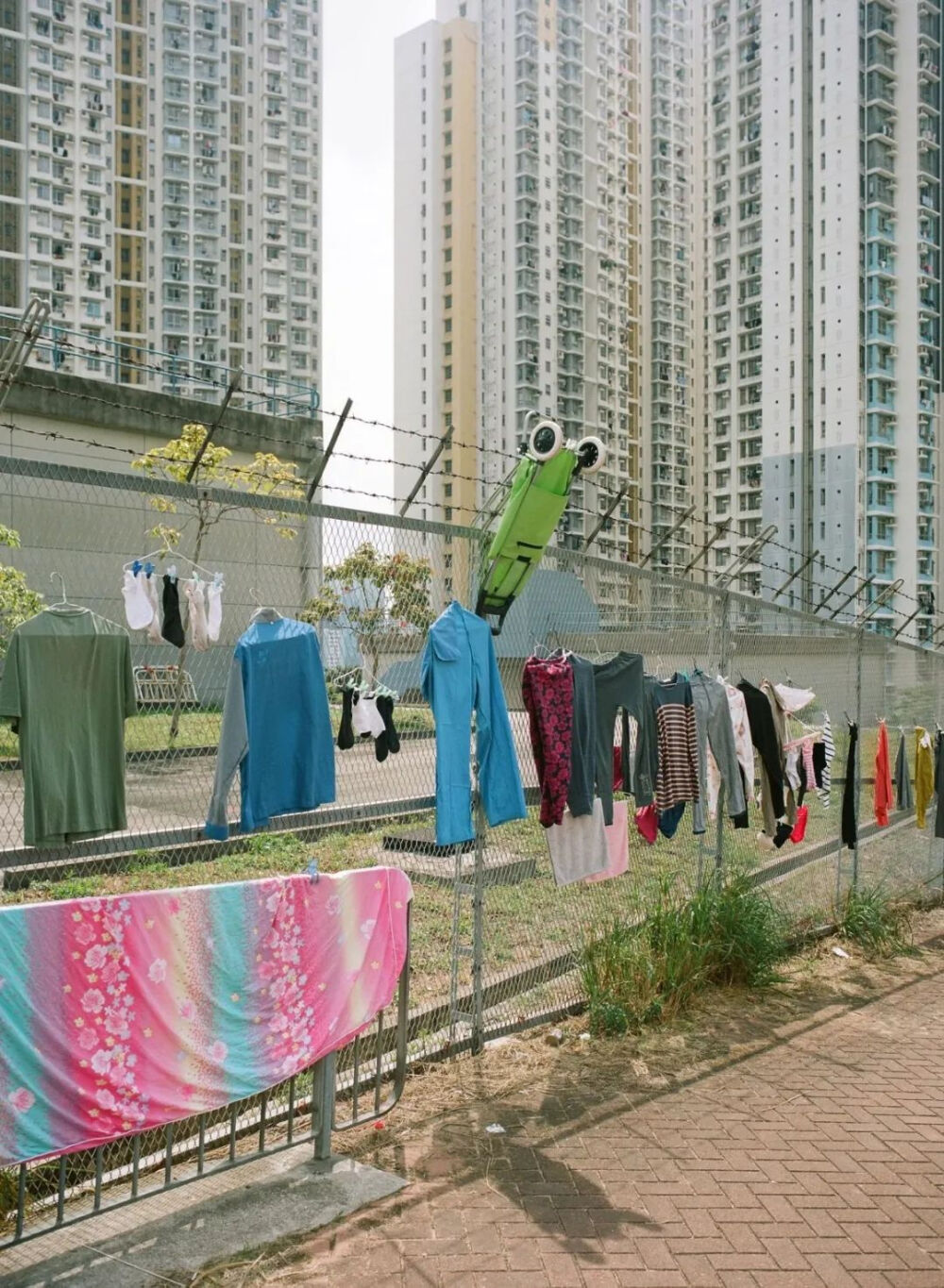 香港摄影师Wing Ka Ho就在香港街头的晾衣杆上找到了意外，这些当然不是城市的正能量，甚至可以说是“有损市容”的画面，却充满了生活的烟火气。