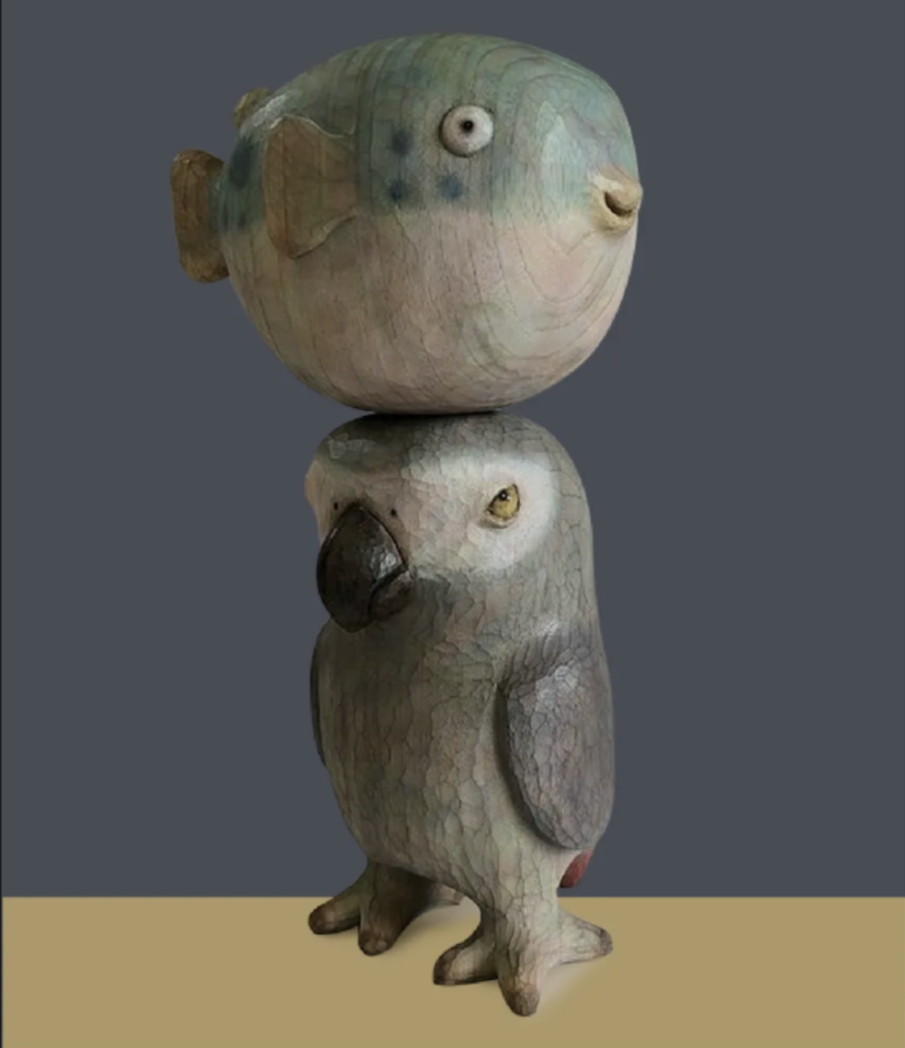 日本雕刻家田岛享央己（Takaoki Tajima）的作品，则是另外一种接地气的创作。它把木雕小动物拟人化，一个个表情丰富，可贱可萌可喜感。