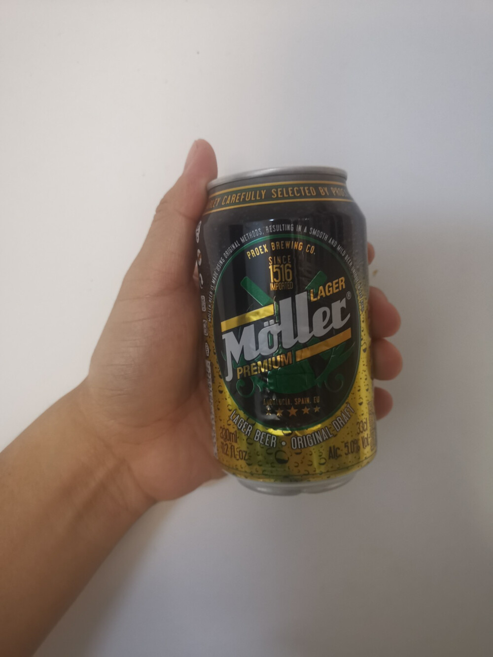 【Moller beer】穆乐啤酒
产地：西班牙
国内经销商：上海开藴国际贸易有限公司
容量：330ml
酒精度：5.0%vol
麦汁浓度：10.6°P 
口感：麦汁浓度纯爽，其他的我喝不来，一口酒酒精过敏。