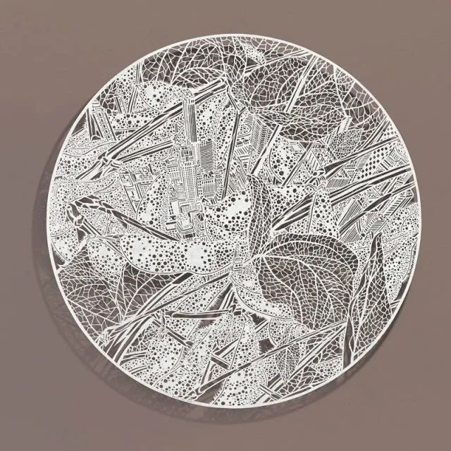 Bovey Lee（李宝仪）是美国宾夕法尼亚州剪纸艺术家。作品材质多为中国宣纸，创作过程是数码做图和手工雕刻相结合。