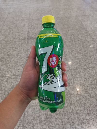 【7 up】七喜
品牌：重庆百事天府饮料有限公司
产地：重庆渝北
容量：500ml+50ml
能量：328千焦/250ml，约78千卡
口味：冰爽柠檬味汽水，童年的味道！
