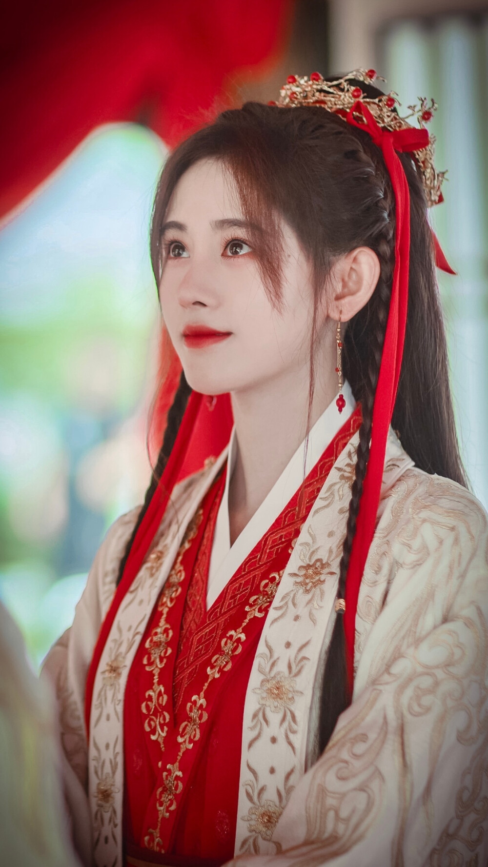 红衣鞠婧祎